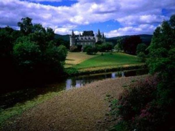 Inverary atosu 1644'ylnda kendini asarak intihar etmi bir arp sanatsnn hayaleti bat skoya'da bulunan bu kasrn koritorlarnda dolat ve ktphanede arp ald syleniyor. ato bugnlerde 13.Argyll Dk'nn evi ancak bazen de kaplarn cesur ziyaretilere amakta.