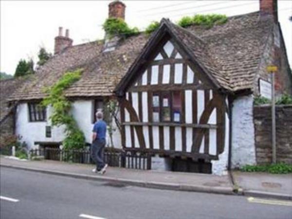 <p><b>Tarihi Tokmak Han (Ram Inn), Gloucestershire </b></p>   ngiltere Hayaletlere inanyor olun ya da olmayn bu han ziyaret etmek olduka huzursuz edici bir deneyim olacak. Gcrdayan demeleri, souk duvarlar, kf kokular ve hafif aydnlatma sistemiyle konaklamak iin olduka rktc bir han. Cinayet, satanizm ve ocuk kurban etme gibi olaylarn gerekletii ynnde ciddi sylentiler dolayor.