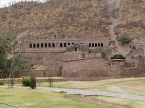 <p><b>Bhangarh Hisar ? Hindistan</b></p>   Rajasthan'da Jaipur ve Alwar arasnda bulunan bu hisarn ilgin bir efsanesi var. Bir kara by ustas olan Singhia herkesin burada leceini ve ruhlarnn sonsuza kadar orada hapsolacan syler. lgin nokta ise bu blgede ne zaman bir ev yaplsa ats kt iin atsz yaplyor olmasdr. Gece olduunda burada bulunanlarn geri dnemedii sylentisinin yan sra hkmetin, gn batmndan sonra buraya ziyareti yasakladn da belirtmek gerek!