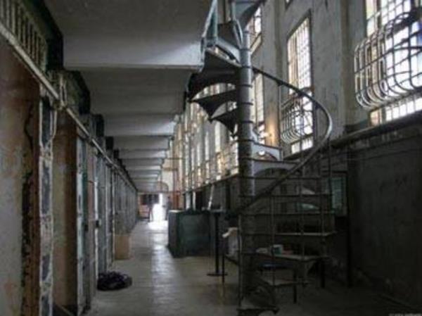 <p><b>Alcatraz</b></p>   Bir zamanlar dnyann en sk gvenliine sahip, Al Capone ve George Kelly gibi nl sulular barndrm bu hapishane San Fransisco Krfezi'nde ki adada bulunuyor. Hapishane faaliyeti sonlandrlan mekan ziyaret edenler lklar, aniden kapanan hcre kaplar veya ayak sesleri duyduklarn iddia ediyorlar.