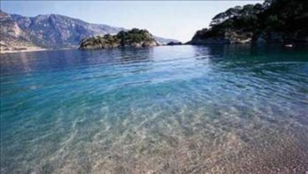 Bir gn yal bir kaptann gen, yakkl olu su almak iin koya ktnda gzel Belcekz' grm. Grr grmez de birbirlerine ak olmular. Ama delikanl suyu alp dnmek zorundaym.