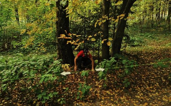 Gerilim filmlerini andran bu sahnede, ormann iinde pusuya yatm maskeli bir adam grlyor.
