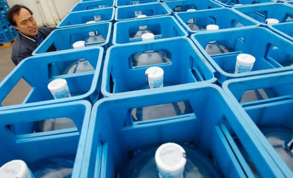 Mahallenizde cam ieyle su satan bir market yok.