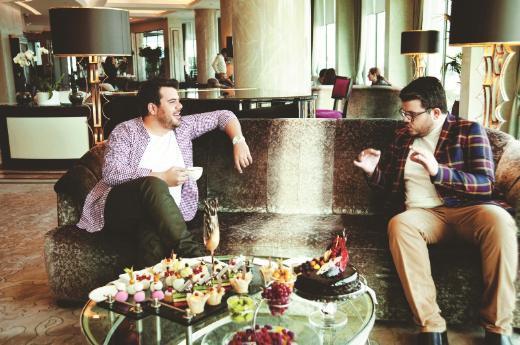 <p><b>Fakat eskiden tecavzc karakterler ok mehurdu...</b></p>    Evet, tecavzc Cokun filan. Sonra ikinci iimde... Dur, bak bunlar hi anlatmadm, kapam diye anlatyorum. Neyse TRT iin stanbul'un fethi ekiliyordu. Ben de Bizans askeri olarak gittim. Bizans kostm giydirdiler; etekli, sngl. apkay giydik ve servise bindik.