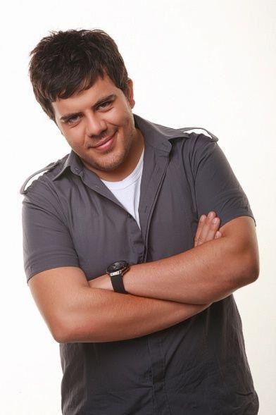 Ben de btn ajanslara gidip yazldm. Sonra "Parmak zi" diye bir ey vard o dnemde, beni o projeye ardlar. Mezarlkta bir kza tecavz eden satanisti oynuyordum. Ondan sonra annem arad, "Olum Bursa'ya dn, gittiin yol, yol deil" diye ama ben ok heyecanlym, mehur olacam ya...