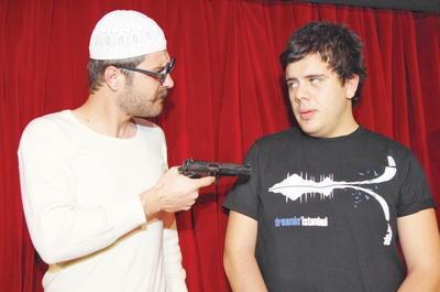 <p><b> Hayal eder miydin? 29 yanda Acun'un programnda jri olacaksn.</b></p>  Yok. O piyangodan kt. Akas kendime de ok yaktramadm bata. Teklif geldi ve "oley" diyemedim. Ayda bir toplant yaptk, kabul etmeden evvel.