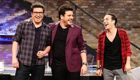 <p><b>Niye?</b></p>   O kendisi yle garip bir ocuk. Sesi gr filan ekilmez sabah sabah ama hep bizde yani.