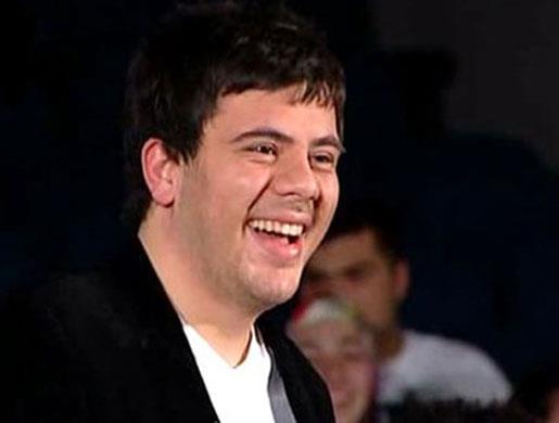 O da aslnda ok iddial konuanlardan holanmaz. Fakat orada benim bir gzlerime bakt. Sonradan bana "Bir garip bakyordun" dedi. nk benimki yzszlk deildi. Erdoan'a "Piman olmayacaksnz" derken ciddiydim. ok iyiyim demedim zaten piman olmayacaksnz dedim. Ve ald beni...