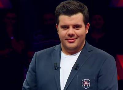 <p><b> BKM ile nasl tanld?</b></p>     Dizide ahin Irmak vard. BKM semelerine girecekti, beni de misafir olarak davet etti. Semeler bitti, almlar kapand, ben yokum. Ylmaz Erdoan orada duruyor; dedim ki "Ben bu dizilerde anlattnz, onlar yaayan adamm, burada olmam lazm". Ylmaz Erdoan dedi ki "ok kalabalk yani moruk: Alamayz". "Beni aln, piman olmayacaksnz" dedim.