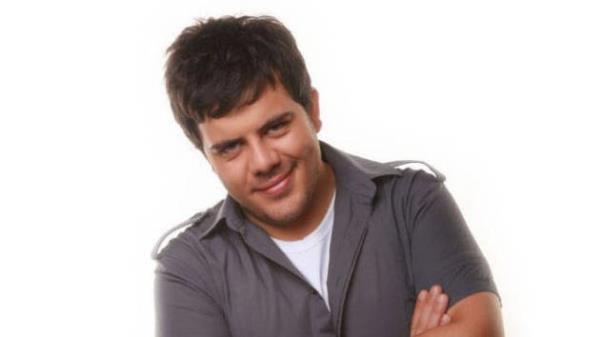 <p><b>Heyecanl msn orada?</b></p>  Ben kadnn ne kadar nemli olduunu bilmediim iin gideceim, konuacam, ne var ki bunda diye dnyorum. Fakat bilmiyorum ki stanbul'da herkes mehur olmak istiyor. Neyse ieriye girdim, 1,5 saat konutuk. En son Renda Hanm ablam arad. "Eser benim kardeimdir, bana gvenebilirsiniz" filan falan... ok gzel konumutum orada.