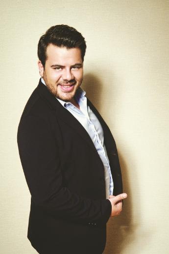 <p><b>stanbul'a geldin, okudun, altn; sonra BKM nasl oldu?</b></p>    Ben okulu kazanp stanbul'a geldim ama Bursa'da tiyatro yapyordum. Tabii stanbul'u yeneceim ya, tiyatro hocam demiti ki "stanbul'da ajanslara yazlyorsun, yle oyunculuk yapabiliyorsun".