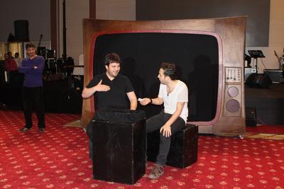 <p><b>14 YAINDA AKA HAZIRDIM</b></p>  <p><b>  Hayatta sana kal gelen bir ann var m? </b></p>    - Her insann hayatnda yle eyler vardr da benim hayatmdaki kk yata babam kaybetmem oldu. Ailece ok byk bir travma atlattk. Biz zengin bir aileydik, babam iflas etti ve vefat etti. Ailede herkes hayata sfrdan balad.