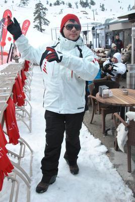 <p><b> Ak'ta kal gelmedi mi hi?</b></p>  - Gelmez mi! Yedi yandan 14 yana kadar karlksz sevdim bir kz. Bu da benim kzlarla ilikimde ok belirleyici bir dnm noktas oldu. Bir kadnla yaamak istediim her eyin hayalini o zaman kurdum. Alama, zrlama, iir yazma, duygusal kntler her eyi yaadm. 14 yanda aka da hazrdm yani.