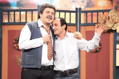 <p><b> Cem Ylmaz'a yetitin mi?</b></p>   Yok canm, oralar deil ama gidiat iyi gsteriyor. Ya bu "para" dediin meret, peinden komadn zaman kendisi geliyor. Bazen dnyorum; canl yaynda soru soruyorum, eleniyorum, insanlar elendiriyorum yani ok istediim bir eyi yapyorum zerine para veriyorlar, ok aryorum.