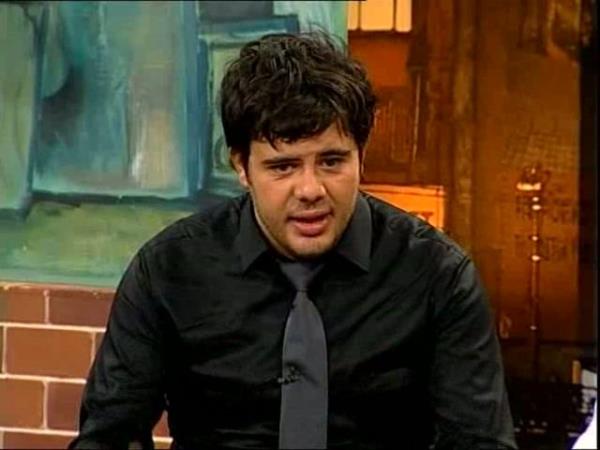 Trafikte minibsle gidiyoruz, geen bir daha bakyor, biz de "stanbul'u geri almaya geldik, ne var" diye taklyoruz minibste. ekimde btn gn surlarda etek havalanyor byle serin serin... Sonra dedim ki doru drst bir ey yapaym. Ve Renda Gner'le tantm. Hayatm deitiren insan o oldu.