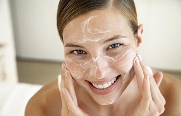 Akne ilalarnda ve anti-aging kremlerde bulunabilen retinoidler, A vitamini trevleridir ve gebelikte teratojenik etkisi kantlanm, embriyo geliimi iin toksik etkileri olan kimyasallar.