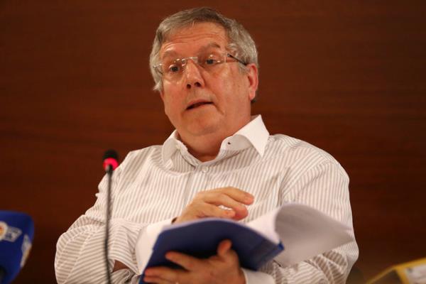 Bir nceki kongrede (19-20 Mays 2012), 3 Temmuz 2011'de balatlan soruturmann ardndan alan ''Futbolda ike'' iddialarna ynelik davada tutuklu yargland iin, cezaevinde bulunduu srada aday olup bakan seilen Yldrm, bu davayla ilgili yaanan srecin ardndan yaplmasna karar verilen olaanst genel kurulda, bir anlamda camiada gven tazelemeye alacak.