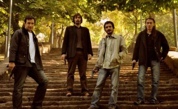 ileri Bakan ldrlmeden nce Cinayet Bro ekibi, Hakk adnda bir bakkaln ve Alman Konsolosluu'nda grevli Hans adnda bir Alman'n cinayeti zerinde almaktadr.