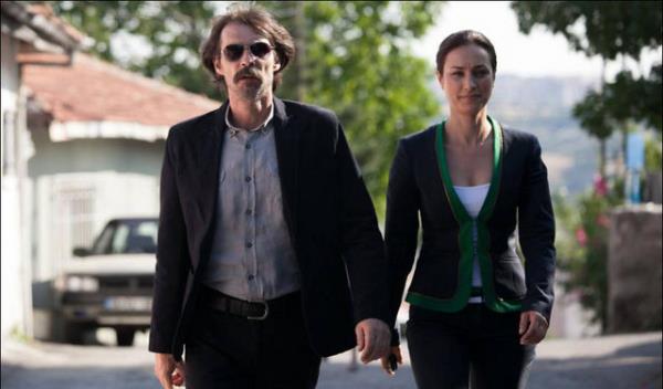 Alman Hkmeti, cinayetle ilgili olarak Ulrike adnda bir polisini grevlendirmitir. Bakomiser Himmet, bakkal ve Alman'n cinayetlerine ncelik vermez. Tahsin de bu cinayetlere bakmas iin Behzat .'yi geici olarak greve armaya karar verir.