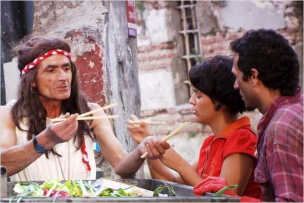 Bu hafta vizyona girecek ikinci Trk yapm olan dram trndeki "Aziz Aye" filminin ynetmenliini ve senaristliini Elfe Ulu stlenirken, oyuncular arasnda Engin Altan Dzyatan, Feride etin, Orhan Edip Ertrk, Cenk Szeri, Melikah Yardmc gibi isimler yer alyor.