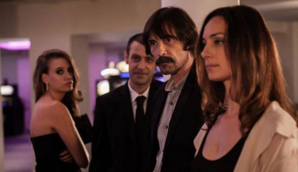 Nejat ler, Erdal Beikiolu, Asl Tandoan, Rza Kocaolu, Gven Kra gibi isimlerin rol ald aksiyon, macera, polisiye trndeki filmin konusu yle: