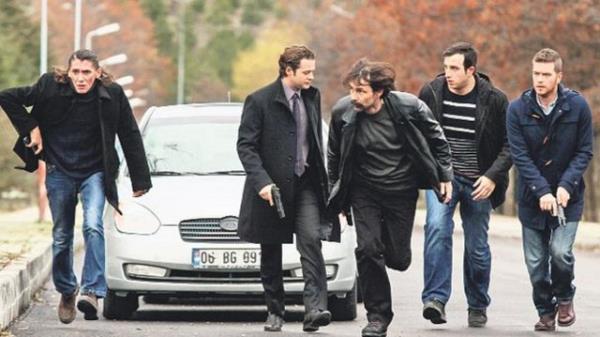 "Behzat .'nin yokluunda Cinayet Bronun bana 'Himmet' adnda bir bakomiser atanmtr. ileri Bakannn ldrlmesi tekilatta byk bir alkantya yol anca Himmet de bunu kendi asndan bir frsata dntrmeye karar verir ve ekibini terrle mcadeleye yardmc olmaya ynlendirir.