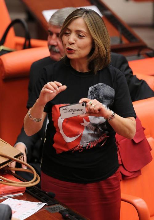 Bartl 4 AK Partili milletvekilinin Genel Kurula girmesine CHP'li Dilek Akagn Ylmaz'dan tirtl tepki geldi. Dilek Akagn Ylmaz zerinde Trk Bayra ve Atatrk resmi olan tirtle Genel Kurul'a geldi.