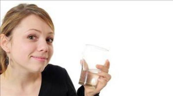 Burnunuz tkalysa? Bir kaba lk su koyun ve iine biraz tuz dkn. Bu tuzlu suyu hafife burnunuza ekip brakn