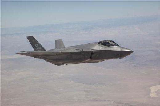 <p><b>Malone, yle devam etti:</b></p>  F35'lerde ki tr retim prensibi ortaya koyuyoruz. En yksek kapasitede en dk fiyatla, ylda yaklak 200 uak reteceiz. F35 mttefiklerimizin pilotlarn, bir tehlike annda ne yapmas ve nereye gitmesi konusunda ynlendirerek daha gvenli bir uu salyor ve onlarn, her uutan sonra, geri gelmelerinden emin olabiliyoruz.