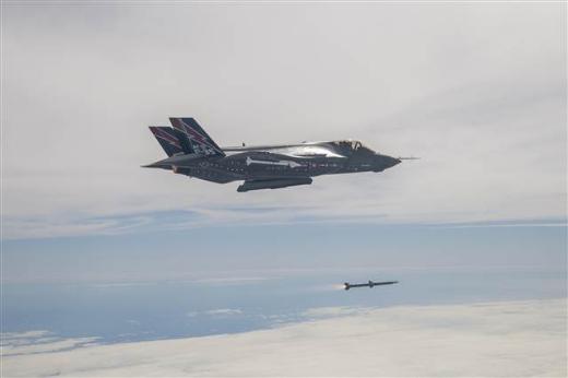 <p><b>Bomba gnderebilir zellie kavutu</b></p>    ABD, ngiltere ve Hollanda'nn envanterinde halihazrda bulunan F35 uaklarnn sava kabiliyetleri konusunda henz son almalar tamamlanmamken, gdml bomba gnderme zellii eklenen uan reticisi Lockheed Martin Havaclk ve Uzay Aratrmalar firmas Bakan Yardmcs Steve O'Bryan, toplam 100 adet F35 ua temin edecek. O'Bryan Trkiye'nin ilk iki F35 sipariini 2017 ylnda teslim almasn beklediklerini syledi.