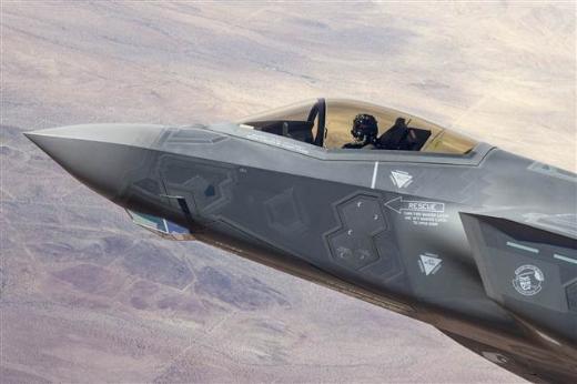 ABD'nin Texas eyaletinde 2005 ylndan beri yapm devam eden ok amal yeni nesil sava ua F35 Lightning II'nin A, B, C serilerinin yeni kabiliyetleri New York'ta basna tantld.