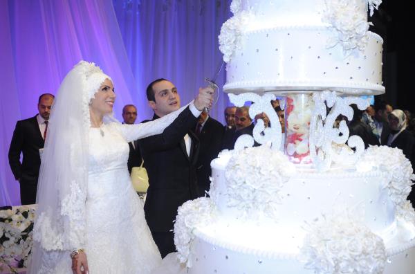 Hali Kongre Merkezi'ndeki dn trenine, Cumhurbakan Gl, Babakan Erdoan ile ei Emine Erdoan, Anayasa Mahkemesi Bakan Kl, Babakan Yardmcs Bekir Bozda, Ulatrma, Denizcilik ve Haberleme Bakan Binali Yldrm, Gmrk ve Ticaret Bakan Hayati Yazc, Avrupa Birlii Bakan ve Bamzakereci Egemen Ba, Gda, Tarm ve Hayvanclk Bakan Mehdi Eker, Enerji ve Tabii Kaynaklar Bakan Taner Yldz, Genlik ve Spor Bakan Suat Kl ile alma ve Sosyal Gvenlik Bakan Faruk elik'in yan sra, ok sayda milletvekili ve iftin yaknlar katld.