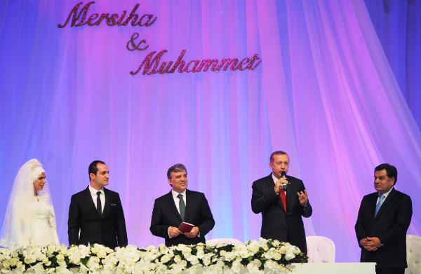 <p>Sorumluluk makamnda olduklarn belirten Babakan Erdoan, unlar kaydetti:</p>  <p>"Bu yzden Sayn Cumhurbakanmz bu sz bize syletiyor. Diyoruz ki; gl, gen bir milletiz. u anda en byk zenginliimiz bu. Hele hele sizin gibi nitelikli, uurlu bir ailenin ocuklar var tabii. Tabii maceranz da enteresan. Bu iin bir Bosna Hersek mazisi var. Gelinin soyadnda bir Begovi var. Aliya zzetbegovi'e farkl bir yaklammz var biliyorsunuz. Diyoruz ki; en az 3 ocuk. Bunlar konumular, bu konuda mutabk kalmlar. Ankara'da bir amca, Meclis Bakanmz Sayn iek'e demi ki; 'Babakana syle, herkese sylesin. Bir olur garip olur, iki olur rakip olur,  olur denge olur, drt olur bereket olur. Gerisi Allah kerim' demi."</p>