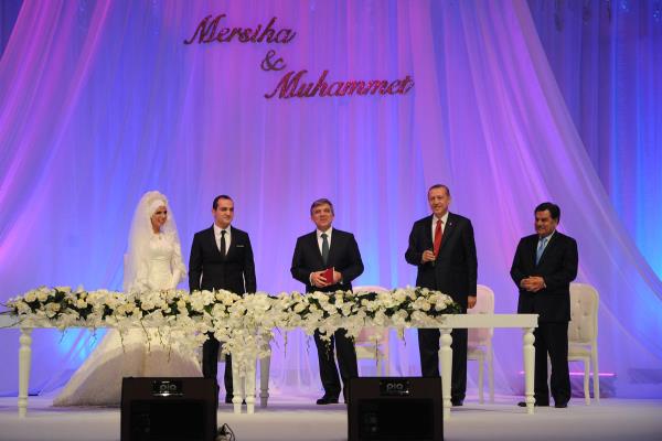 Nikahn kylmasnn ardndan, bakanlar ve iftin aileleri hatra fotoraf ektirdi.