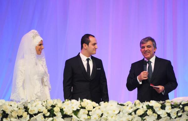 Babakan Erdoan da ifte mutluluklar dileyerek, iyi gnleri paylatka, kt gnlerde de sabrederek mutluluklarn birlikte yaanlacan syledi.