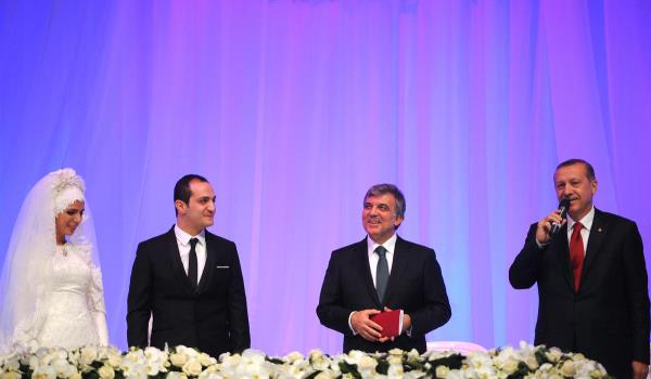 Daha sonra Cumhurbakan Gl, "Tavsiyeleri dinlediniz. Erdoan Bey artk rahat" diyerek, evlilik czdann geline verdi.