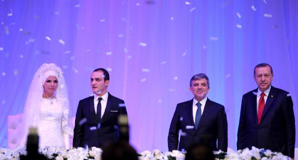 iftin nikahn stanbul Bykehir Belediye Bakan Kadir Topba kyarken, nikah ahitliklerini de Cumhurbakan Gl, Babakan Erdoan ve Anayasa Mahkemesi Bakan Kl yapt.