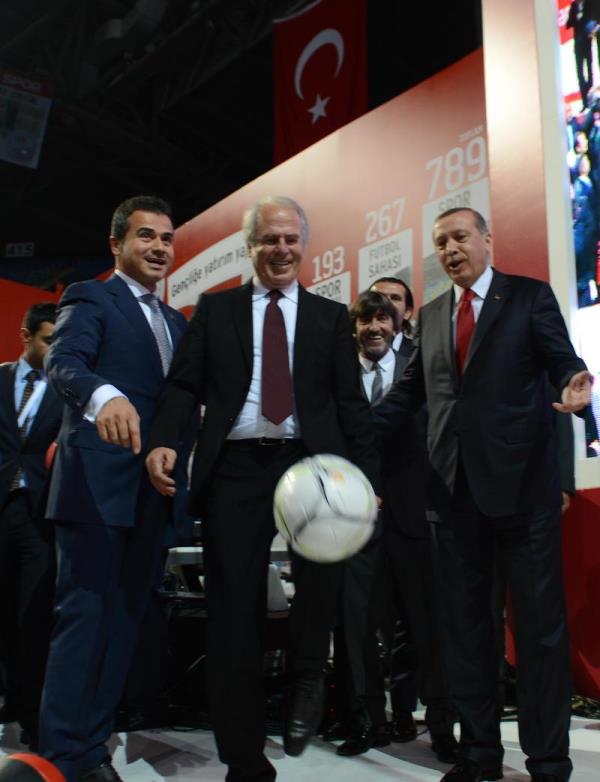 te yandan, al treninde Kubat konser verdi. Trende ayrca stiklal Mar'n iaret diliyle okuyan genlerle Babakan Recep Tayyip Erdoan fotoraf ektirdi. Al ncesi Babakan Erdoan'n yanna gelen Mancini, bir sre Erdoan ile konutuktan sonra antrenman nedeniyle salondan ayrld.