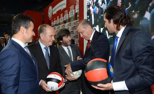 Trende ayrca Genlik ve Spor Bakanl'nn "Byk Kaptan'dan Byk Usta" balyla hazrlad sunumda, Babakan Erdoan'n futbol oynad dnemdeki fotoraflar byk ekranlara yansd