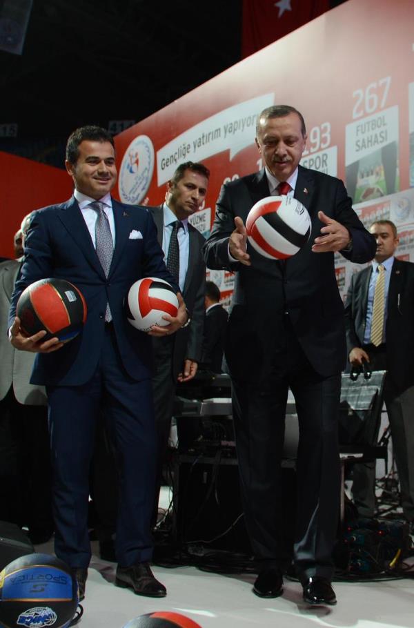 Babakan Recep Tayyip Erdoan, Genlik ve Spor Bakanl tarafndan Trkiye genelinde balatlan 789 tesislik spor yatrmlarndan yapm tamamlanan 213 tesisin aln stanbul'da dzenlenen trenle yapt.