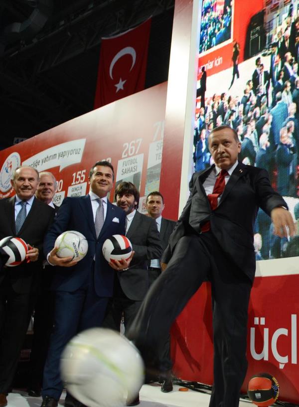 Trkiye Futbol Federasyonu Bakan Yldrm Demirren, Trkiye Basketbol Federasyonu Bakan Turgay Demirel, Trabzonspor Kulb Bakan brahim Hacosmanolu, aykur Rizespor Kulb Bakan Metin Kalkavan, Kasmpaa Kulb Bakan Vekili Hasan Hilmi ksz, Galatasaray Kulb cra Kurulu Bakan Lutfi Arboan, teknik direktr Roberto Mancini, futbolculardan Sabri Sarolu, Dany, Beikta Teknik Direktr Slaven Bilic, Futbol Genel Direktr nder zen, futbolculardan Ouzhan zyakup, Ersan Adem Glm, Fenerbahe dari Menajeri Hasan etinkaya, futbolculardan Kuyt, Emre Belzolu, Kasmpaa Teknik Direktr Shota Arveladze, futbolculardan Isaksson ve Yaln Ayhan, teknik direktr Mustafa Denizli, eski sporcular Rt Reber, Rdvan Dilmen ile brahim Kutluay da alta yer ald.