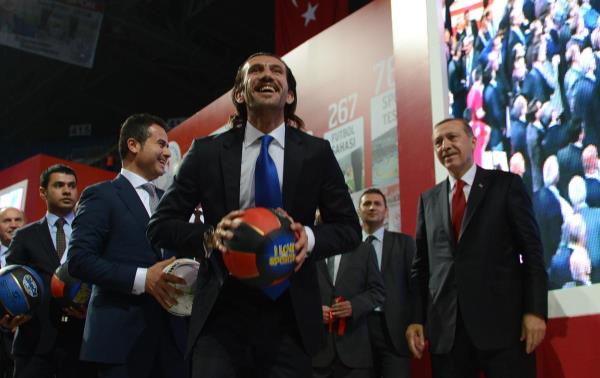 Al trenine spor camiasndan nl isimler de katld.