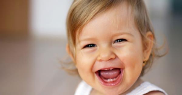 <p><b>Esm Bintu Eb Bekr (radyallahu anhm) anlatyor.</b></p>   "Mekke'de Abdullah bnu Zbeyr (radyallahu anh)'e hmile kalmtm. Doum yaklamt ki, Mekke'yi terkettim ve Medine'ye geldim, Kuba'ya indim. Abdullah' orada dnyaya getirdim. Dounca, bebei alp Reslullah (aleyhissaltu vesselm)'a gtrdm, kucana braktm. Reslullah (aleyhissaltu vesselm) bir hurma istedi, aznda ineyerek ezdikten sonra, tkrnden ocuun azna brakt. Abdullah'n midesine ilk inen ey Reslullah (aleyhissaltu vesselm)'n mbarek tkrkleri idi. Sonra (yumuatt o) hurma ile ocuun daman odu, hakknda bereketle dua etti ve Abdullah ismini verdi. Mslman aileden ilk doan ocuk bu idi. (Medine'de btn Mslmanlar) onun doumuna ok sevindiler. nk "Yahudiler size sihir yaptlar, asla doum yapamayacaksnz" diye bir ayia karlmt."