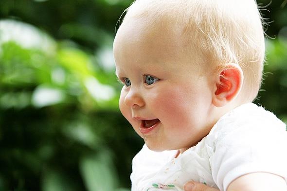 <p><b>Sehl bnu Sa'd (radyallahu anh) anlatyor:</b></p>   "el-Mnzir bnu Eb seyd doduu zaman Reslullah (aleyhissaltu vesselm)'a getirilmiti.   <p><b>ocuu kucana ald ve:</b> "smi nedir?" diye sordu.</p>   "smi falandr" diye ne konmusa sylendi.   <p><b>Reslullah (aleyhissaltu vesselm):</b> "Hayr! bunun ismi Mnzir olacak" dedi ve o gn ocua Mnzir ismini koydu.</p>