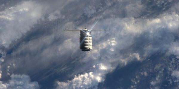 Eyll 2013'te ekilen fotorafta insansz ticari kargo gemisi Cyngus bulutlar aarak uzay istasyonuna yaklayor.