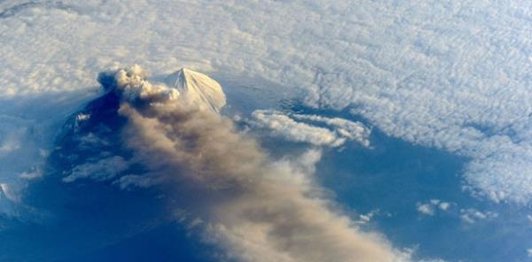 Astronotlar Mays 2013 tarihli fotorafta Alaska'daki Pavlof Volkan'ndan kan klleri grntlyor.