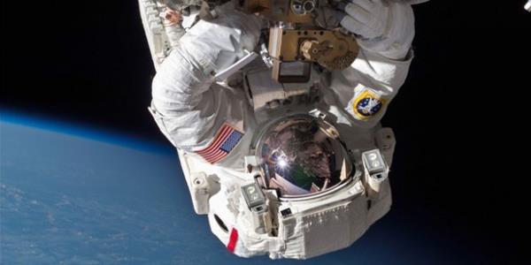 Astronot Chris Cassidy'nin uzay istasyonunun pompa kontrol kutusunu onarrken yapt uzay yry ise byle fotorafland.