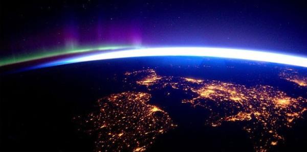 Andr Kuipers bu fotorafnda da Britanya ve skoya ile Kutup klarn buluturuyor.