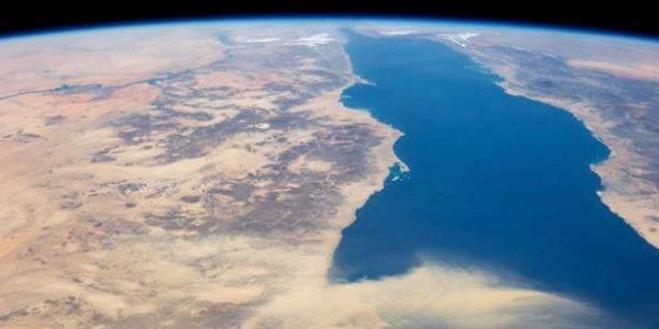 Temmuz 2013'te ekilen fotorafta Msr'dan kalkan toz bulutu ve Kzl Deniz grlyor. st solda ise Nl Nehri var.