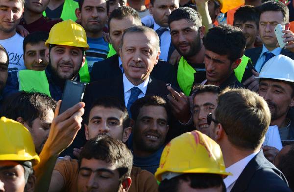 Babakan Erdoan, ziyaret sonras inaatta alan iilerle hatra fotoraf ektirdi.